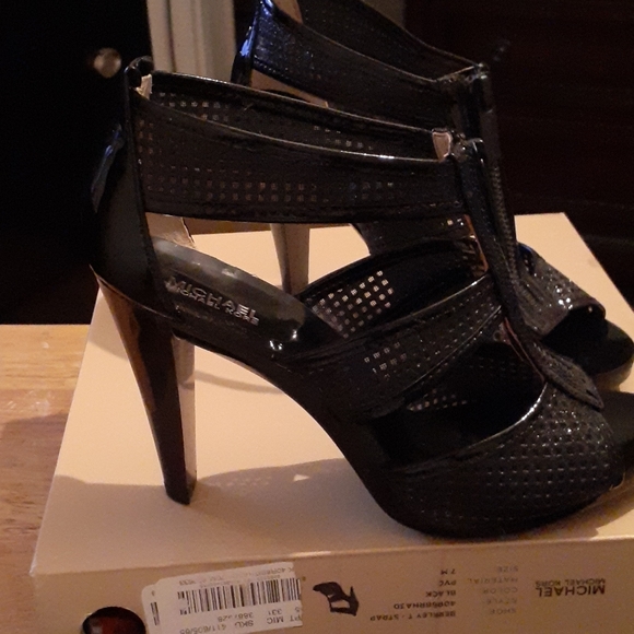 Shoes - Picture 2 of 4